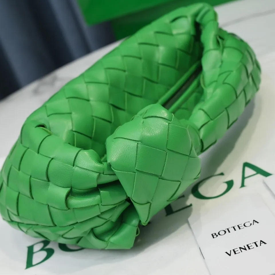 Batch 1120 BV Bottega Veneta's new early spring women's MINI JODIE handbag BV bag 🔥The new method is based on the original rounded corners, knotted with classic woven leather round hobo bag, The most iconic triangular pull-out design, using sheepskin draped soft shape, is super suitable for concave shapes~ Jodie feels really gentle to people, and is definitely the best item for daily matching. It has the same weave, new elements and twists, is compact and versatile, and is the new favorite of street style Internet celebrities! Dimensions: 23x28x8 Model: 6699-1
